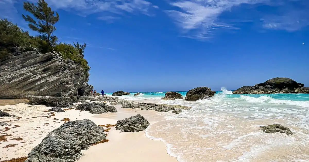 featured blog image wtihout text of scenic view of a rocky beach at Horseshoe Bay in Bermuda with turquoise water and blue sky.